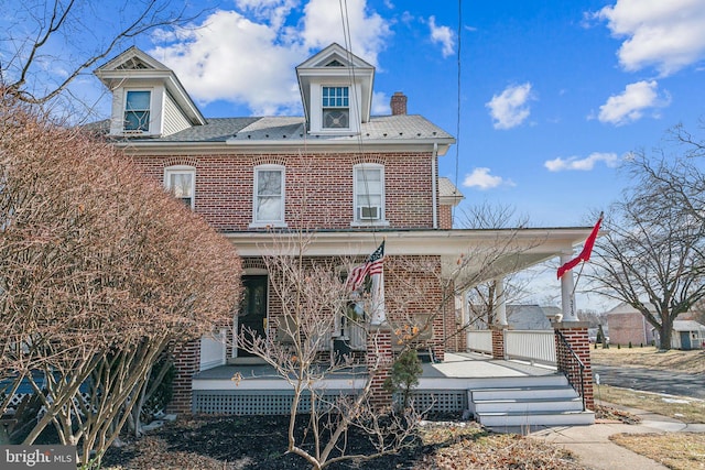 view of front of property featuring a porch