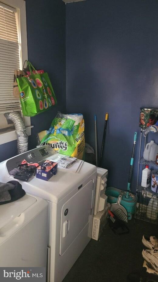 laundry room with washing machine and dryer