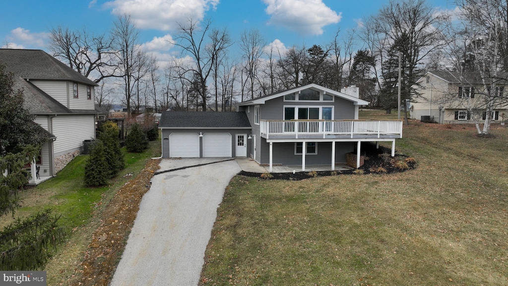 view of front facade featuring a wooden deck and a front lawn