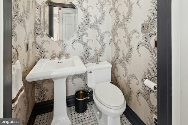 bathroom featuring toilet and wallpapered walls