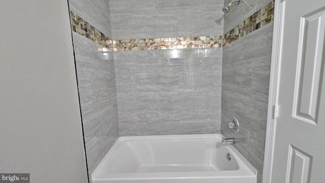 bathroom featuring tiled shower / bath