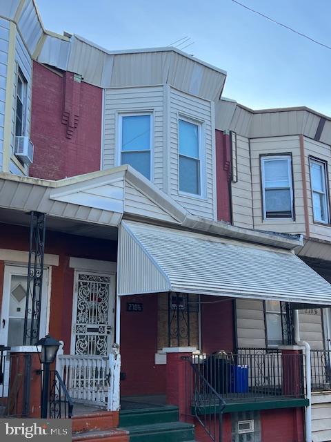 multi unit property featuring cooling unit and covered porch