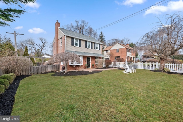 view of front facade with a front yard