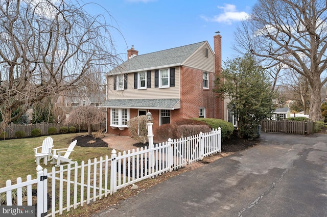 view of front facade featuring a front lawn