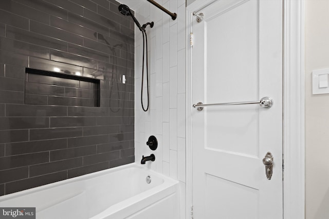 bathroom with tiled shower / bath combo