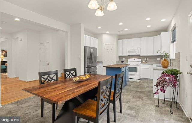 dining space with a notable chandelier