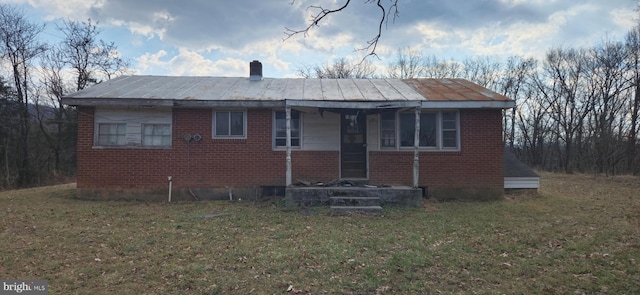 view of front of home featuring a front lawn