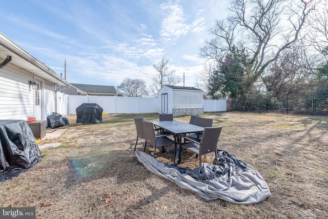 view of yard with a storage unit