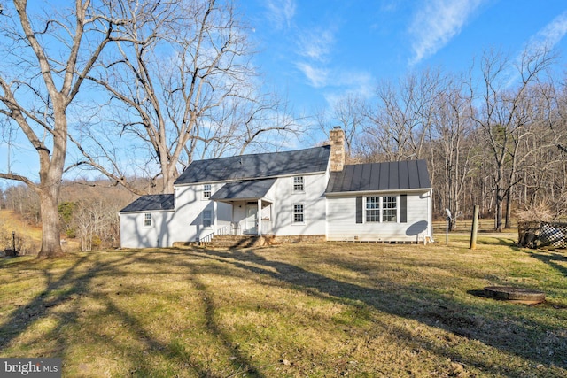 view of front of property featuring a front lawn