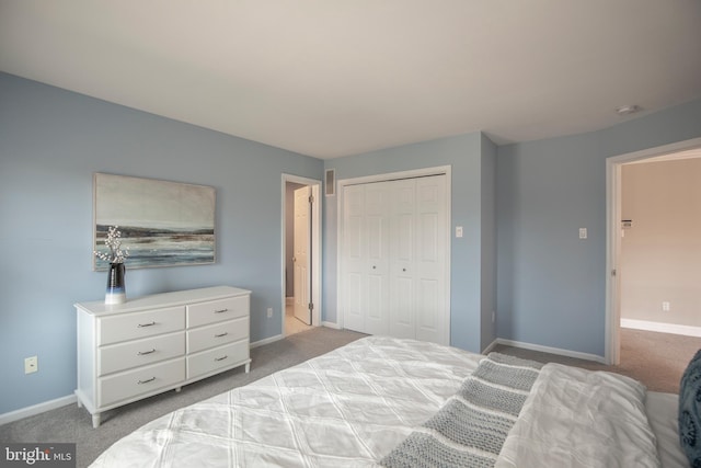 bedroom featuring carpet flooring, baseboards, and a closet