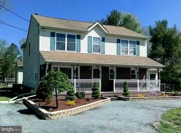 view of front facade with covered porch and driveway