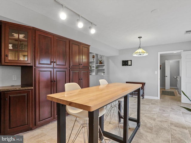 kitchen with decorative light fixtures