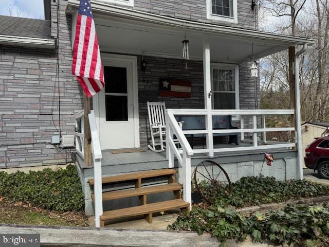 property entrance featuring a porch