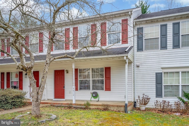 view of front of property with a front yard