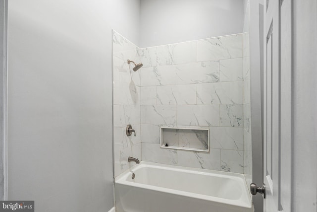 bathroom featuring tiled shower / bath