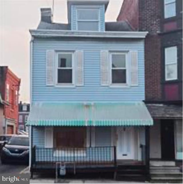 view of front of home with covered porch