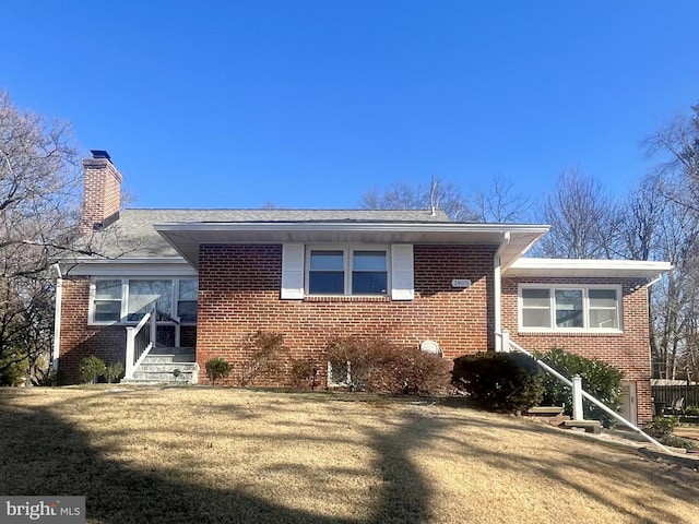 view of front of house with a front yard