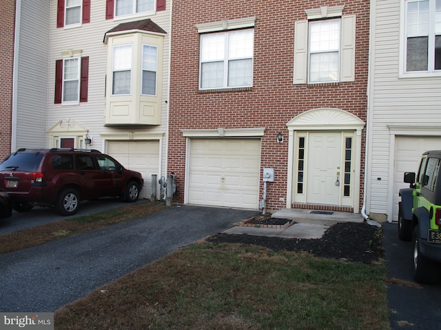 townhome / multi-family property featuring a garage