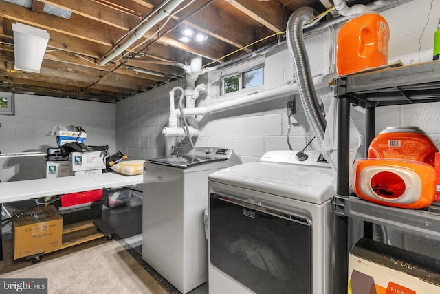 washroom featuring washing machine and clothes dryer