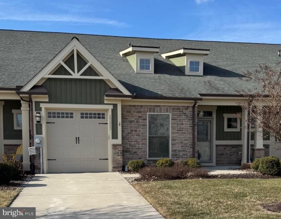 view of front facade featuring a garage and a front lawn