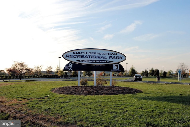 community sign with a yard