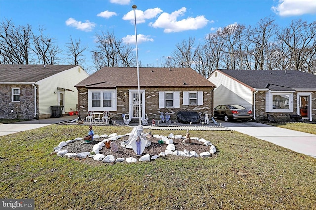 single story home with a front lawn