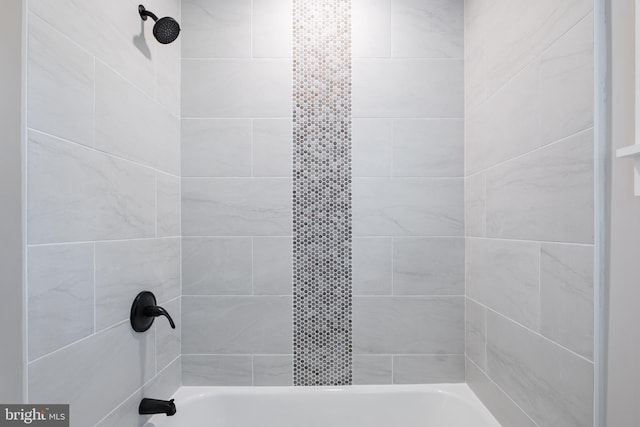 bathroom with tiled shower / bath