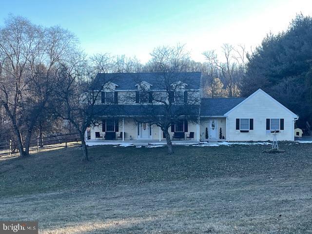 view of front of home featuring a front lawn