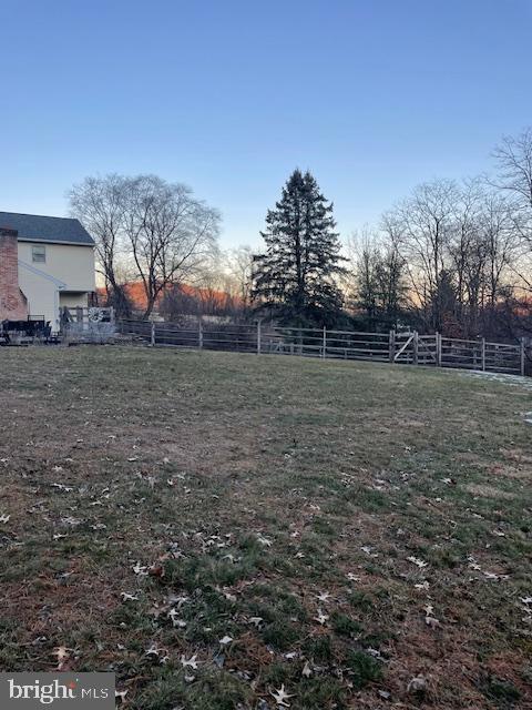 view of yard featuring a rural view