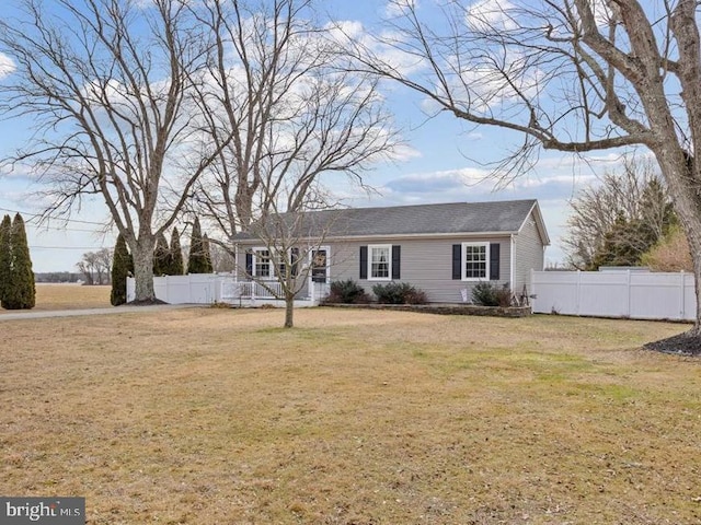 view of front of property featuring a front lawn