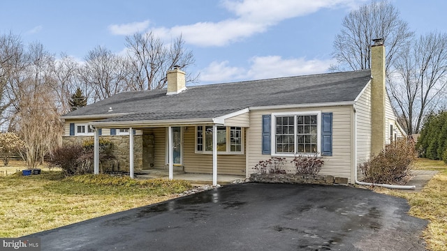 view of front facade with a porch and a front yard