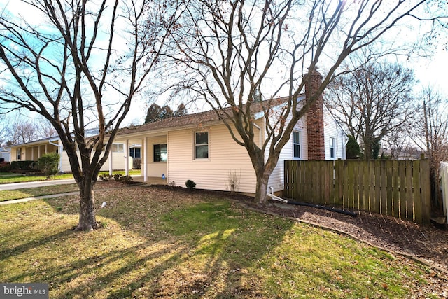 single story home featuring a front yard