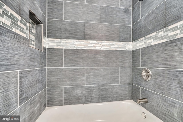 bathroom with tiled shower / bath