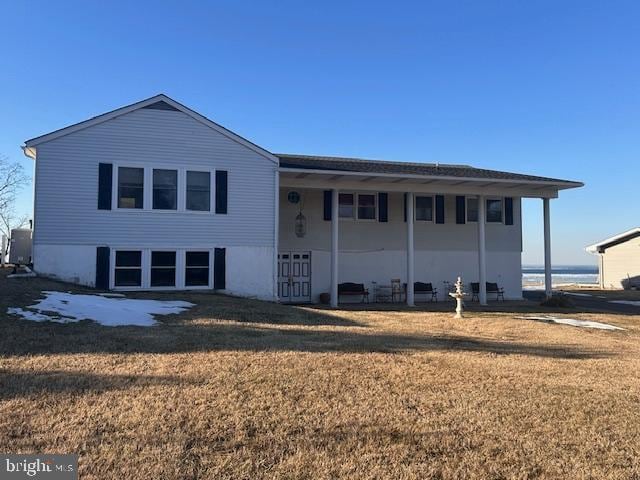 view of front facade featuring a front yard