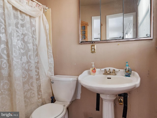 full bathroom with curtained shower and toilet