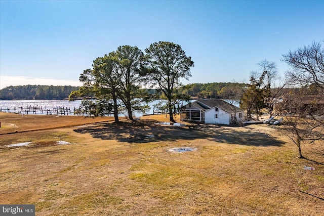 view of yard featuring a water view