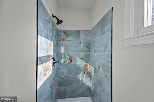 bathroom featuring a tile shower