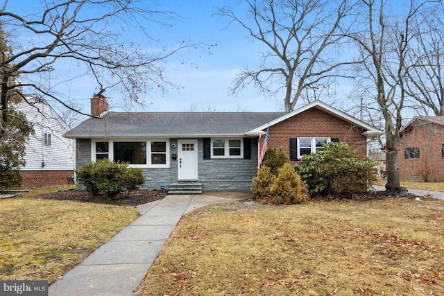 view of front of home featuring a front yard