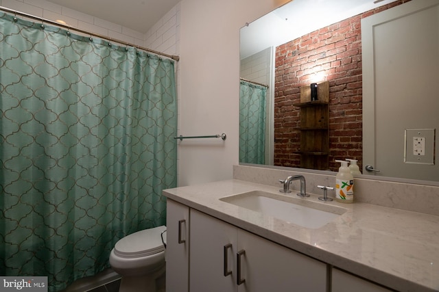 bathroom featuring vanity, curtained shower, and toilet