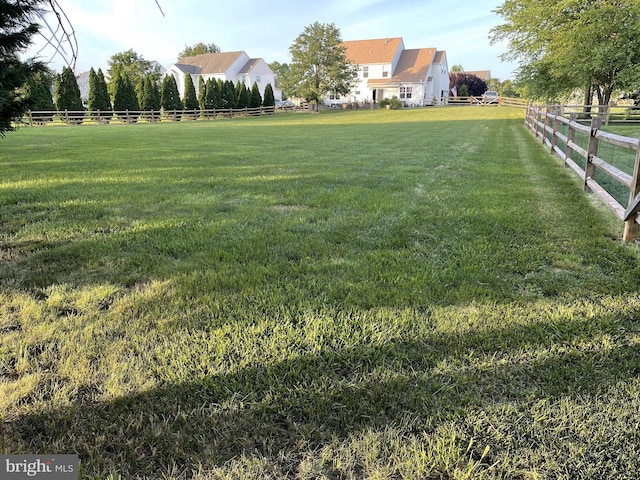 view of yard featuring a rural view