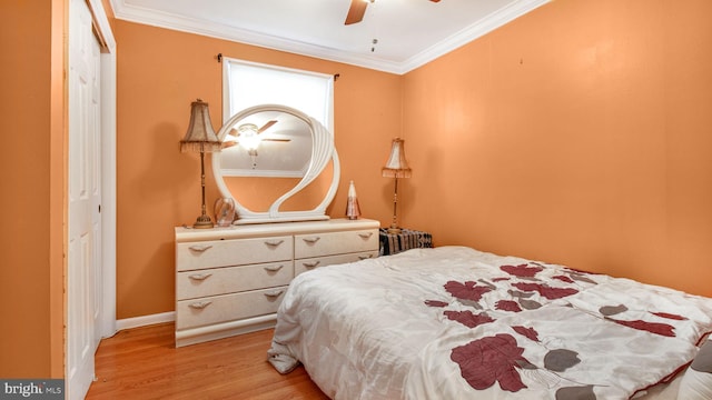 bedroom with ceiling fan, a closet, ornamental molding, and light hardwood / wood-style flooring