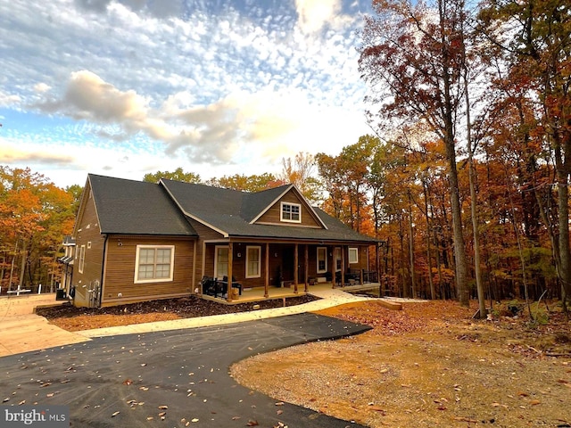 view of front of property featuring a porch