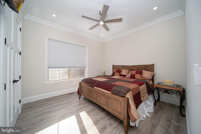 bedroom featuring light wood-style floors, recessed lighting, crown molding, and baseboards