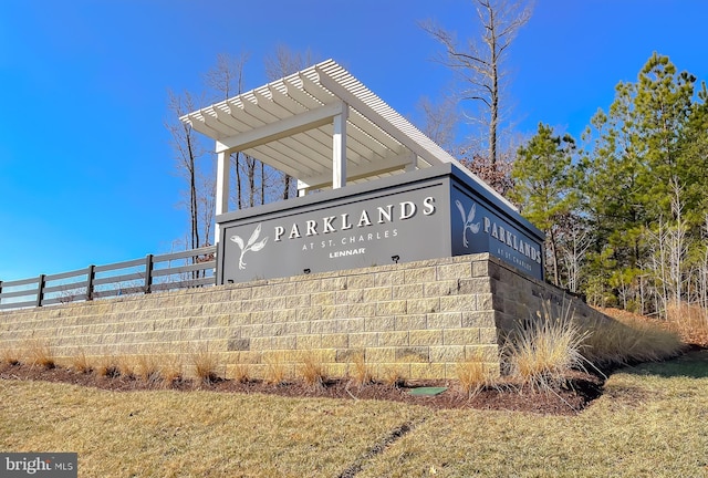 community / neighborhood sign featuring a lawn