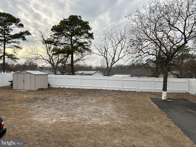 view of yard at dusk