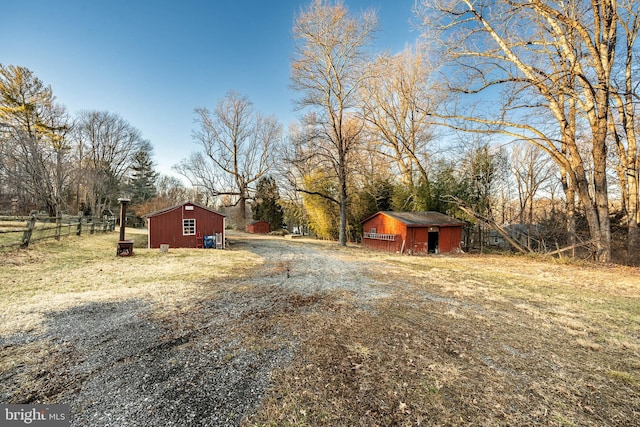 view of yard featuring an outbuilding