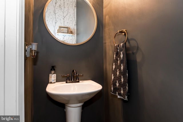 bathroom featuring sink