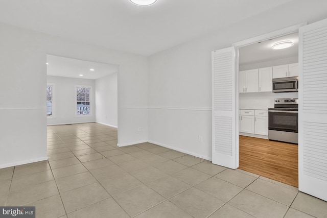 empty room featuring light tile patterned flooring