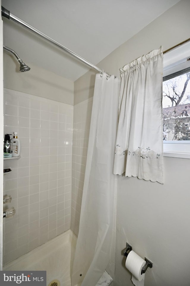 bathroom featuring curtained shower