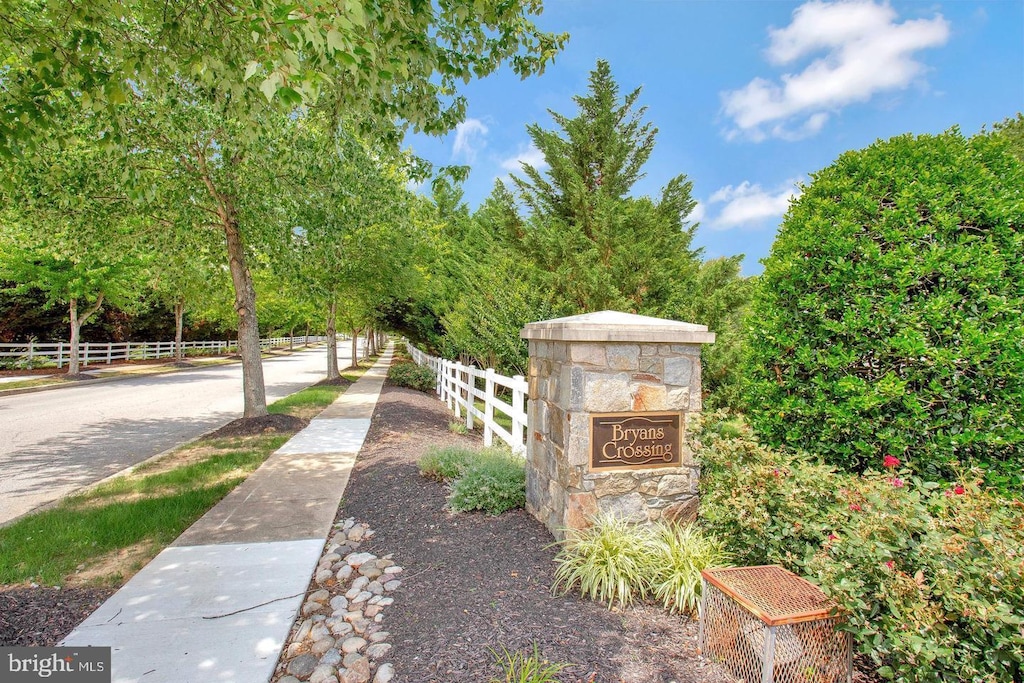 view of community / neighborhood sign